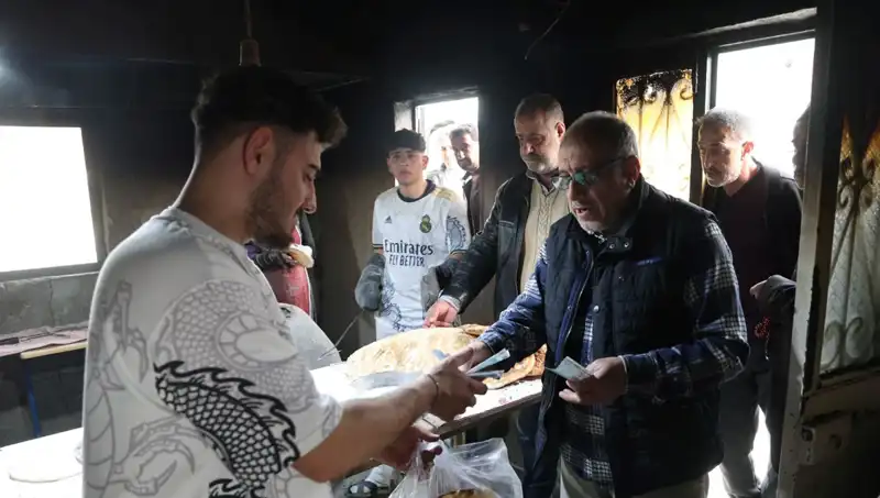 Ekmek İçin 7 Kilometre Yürüyüş: Saat 15.00'teki Yoğunluk Nasıl Yönetiliyor?