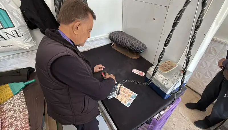 47 Yıllık Terzi Ahmet’ten Eğlenceli Yöntem: Paraları Ütülüyor!