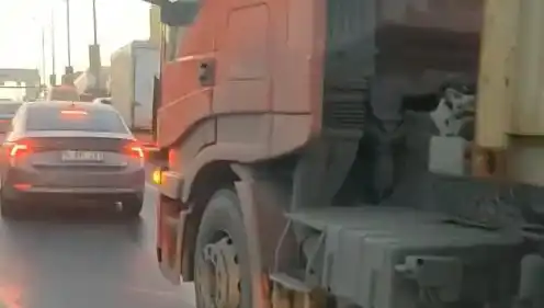 D-100 Karayolu'nda Yol Verme Kavgası: TIR ile Araç Çarpıştı