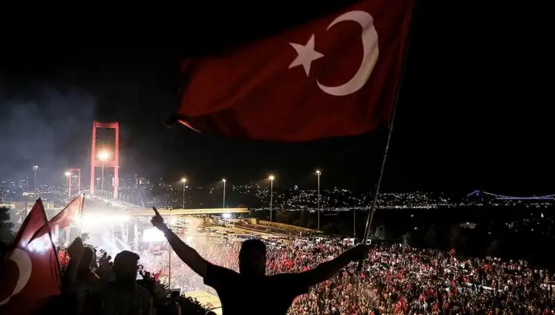 15 Temmuz'un Anısını Canlandıran Tiyatro Gösterimi: "En Uzun Gece" Külliye'de