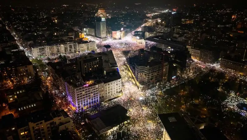 Sırbistan'da Öğrenci Protestoları: Belgrad Sokakları Dolu, Hükümet Tepkileri Bekliyor