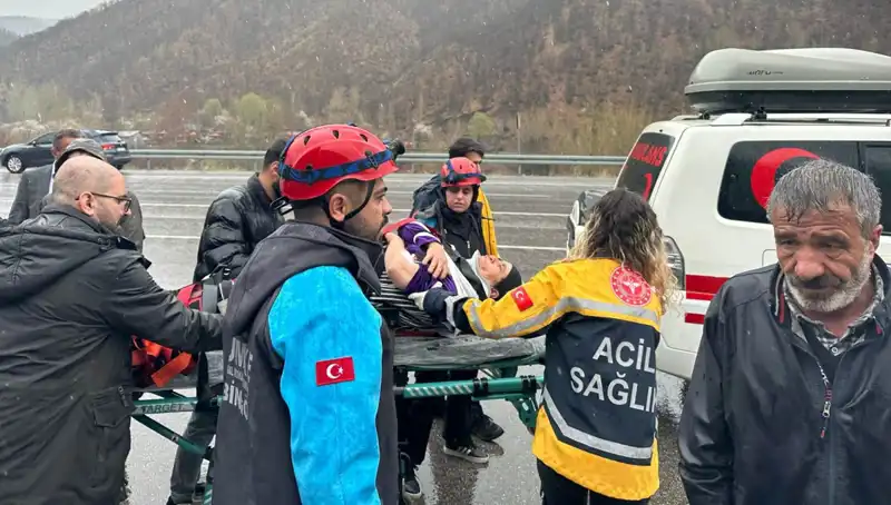 Otomobil İstinat Duvarına Çarptı: 5 Yaralı, Kaza Anı Yürekleri Ağza Getirdi