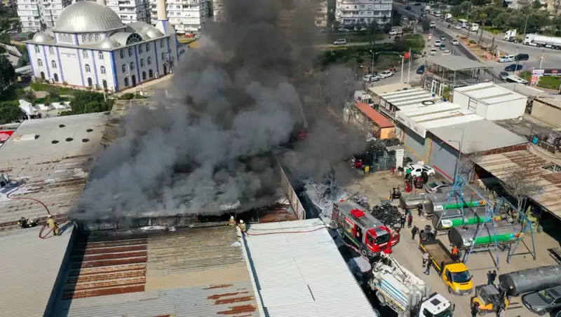 İzmir'de Oto Lastikçide Yangın: Büyük Panik ve Yangın Söndürme Mücadelesi
