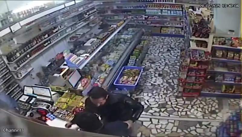 Cezaevi Firarisi Markette Bıçakla Dehşet Saçtı, Olay Güvenlik Kamerasında