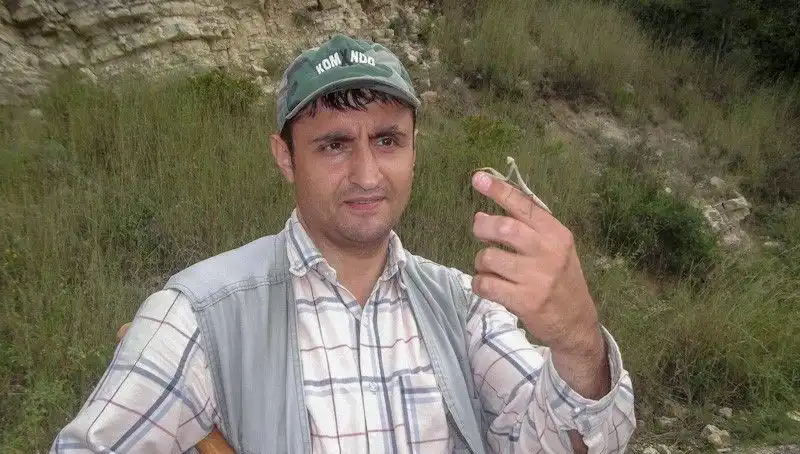 ** Keşfedilen Yeni Böcek Türüne Eşinin Adını Verdi: Tepkiler Sosyal Medyada Patladı!**