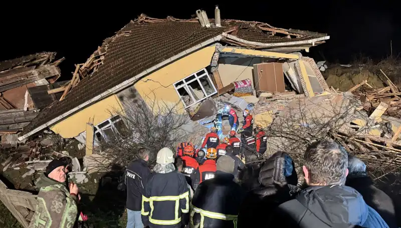 Sinop’ta Şiddetli Yağışlar Sonrası Heyelan: 3 Ev Yıkıldı