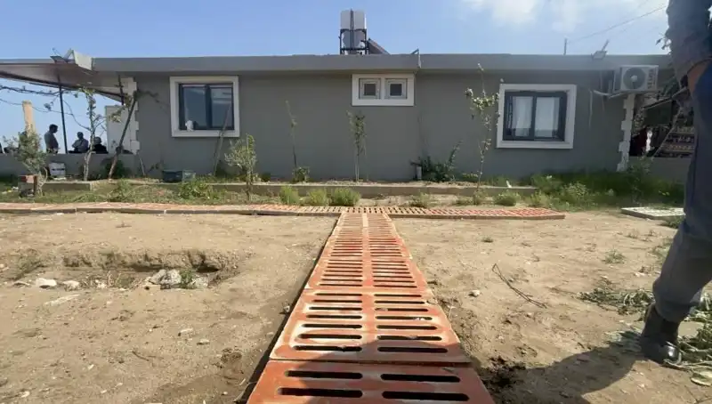 Kaçak Yapı Bahçesinde Bulunan Mazgallar, Dikkat Çekici Bir Dekorasyon ile Göz Göze Getiriyor
