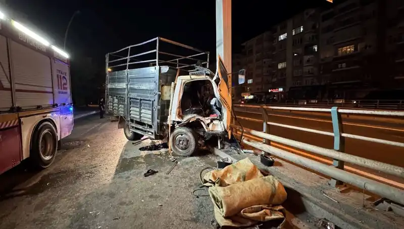 Kamyonet Yön Tabelasına Çarptı: Sürücü Hayatını Kaybetmekten Son Anda Kurtuldu