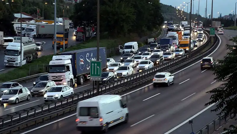 Bayram Öncesi Yoğun Trafik Yasakları Başlıyor: Sürücüler Dikkat!
