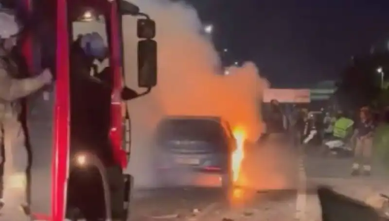 Otoyolda Bariyerlere Çarpan Araç Alev Alev Yandı: Kaza Anı Dehşet Verdi
