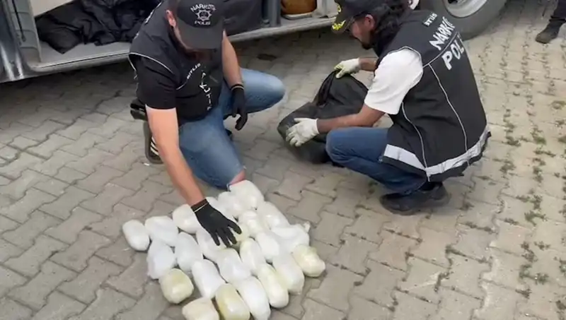 Uçakta Bir Yolcunun Valizinden 13 Kilo Metamfetamin Çıktı!