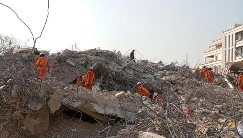 Türk Kurtarma Ekipleri Myanmar'da: 5 Gün Sonra Enkazdan Hayat Kurtardılar!