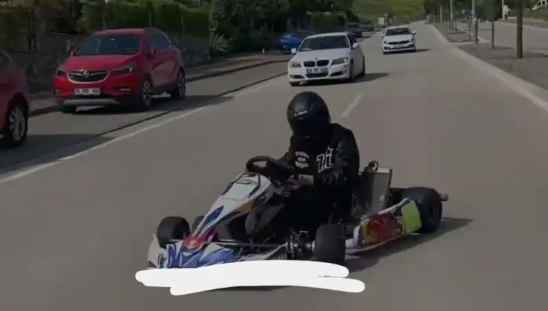Tehlikeli Drift Gösterisi: Go-Kart Sürücüsü Yolda Adeta Dans Etti!