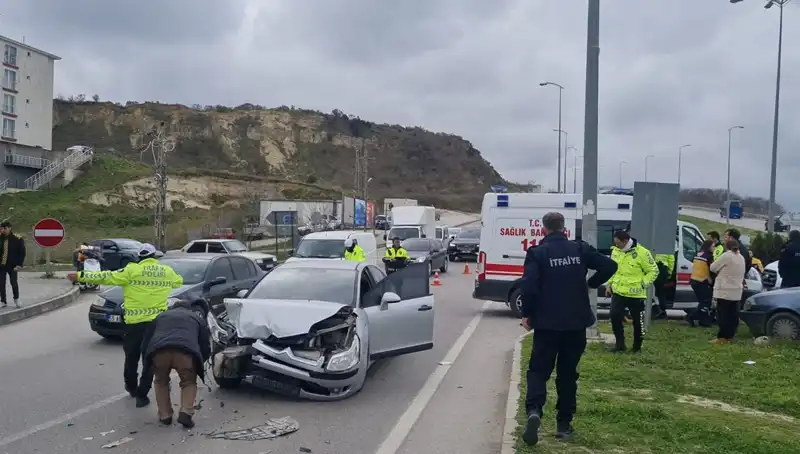 Sinop'ta Feci Kaza: Çarpışan Otomobillerde Yaralı Sayısı Artıyor