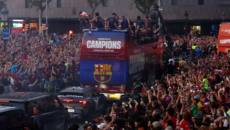 Barcelona Futbol Takımı Oyuncuları, Göz Dolduran Etkinlikte Taraftarlarıyla Buluştu