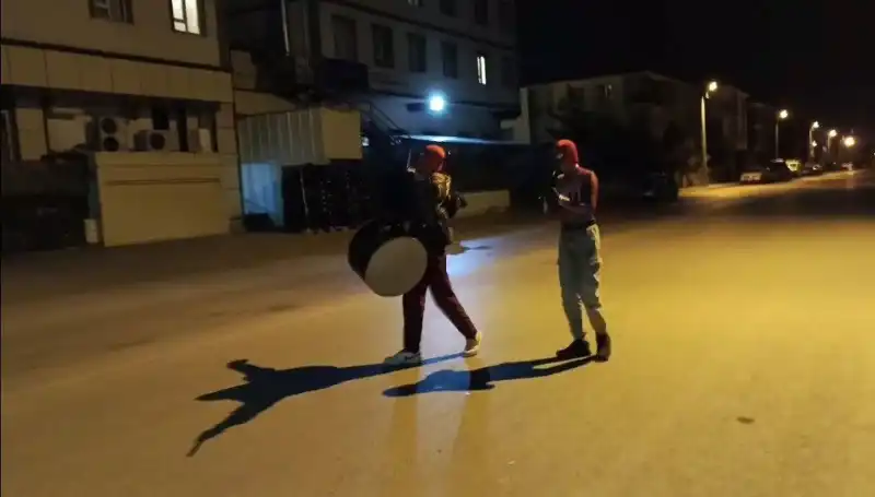 Erzincan Sokaklarında Sahur Coşkusu: "Örümcek Adamlar" Davul Zurna İle Eğlendirdi