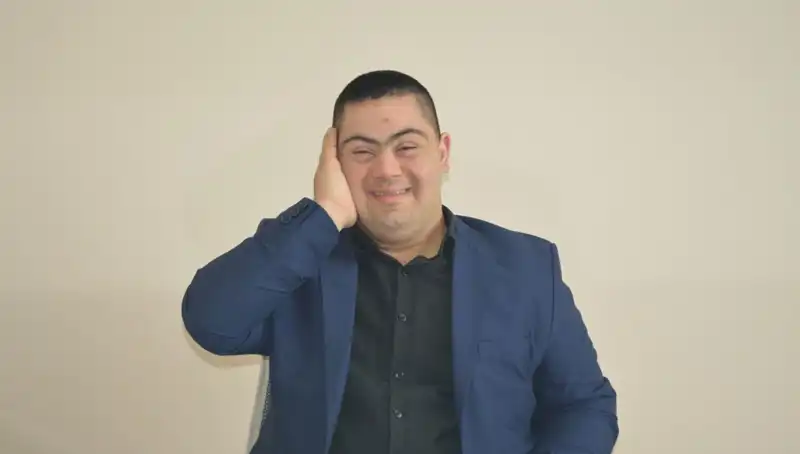 Down Sendromlu Genç Erdinç’in Hayali: Herkesi Büyüleyen Şarkılar Söylemek