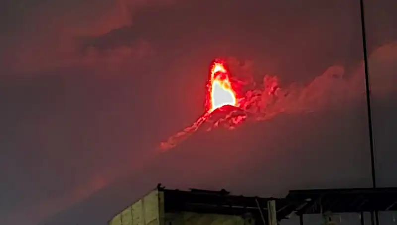 Fuego Yanardağı'nın Korkunç Patlayışı: 30 Bin Kişi Tahliye Edilmeye Hazırlanıyor