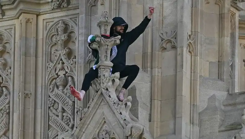 Londra'da Filistin Bayrağıyla Big Ben'e Tırmanan Protestocu Olayı