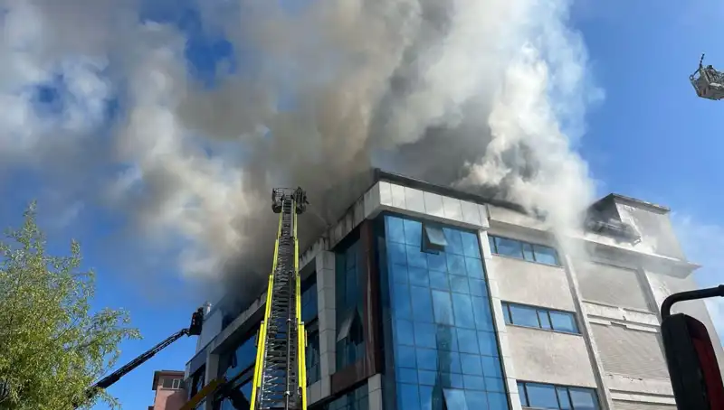 Esenyurt'ta Tekstil Atölyesinde Şok Edici Yangın: Gözler Yangının Sebebine Çevrildi!