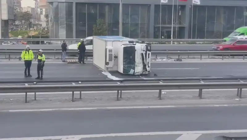 Basın Ekspress’te Kamyonet Devrildi: Trafik Kaosu Yaşandı