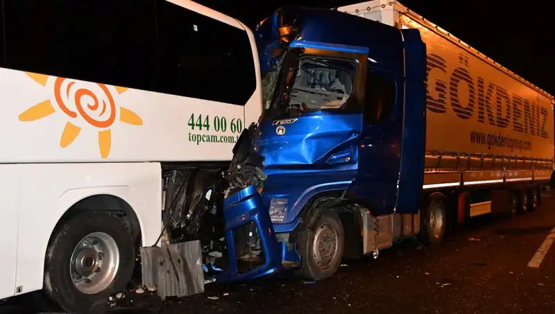Tur Otobüsü ile Tır Çarpıştı: 13 Kişi Hastaneye Kaldırıldı