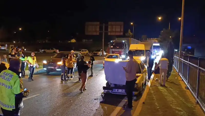 Otoyolda Geri Dönüş Yaparken Kaza: İkisi Çocuk Dört Yaralı!