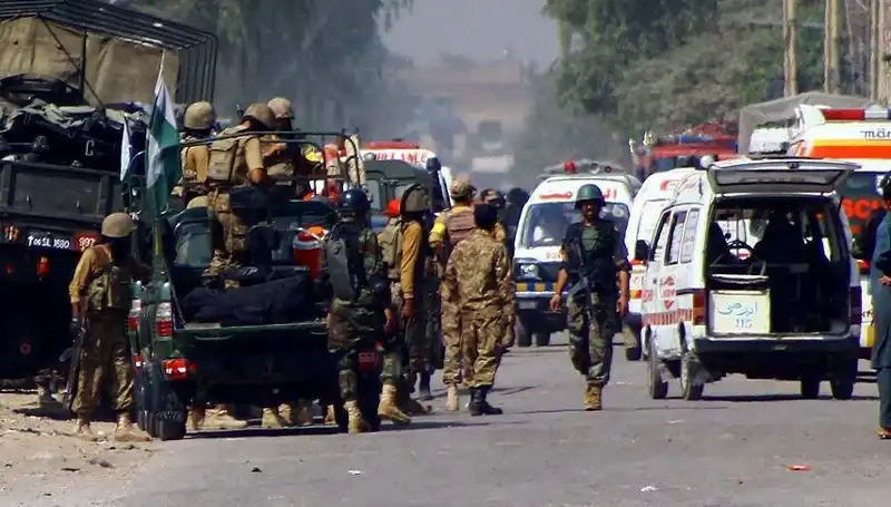Pakistan'daki Bombalı Saldırı: Güvenlik Görevlilerine Yönelik Kanlı Taarruz
