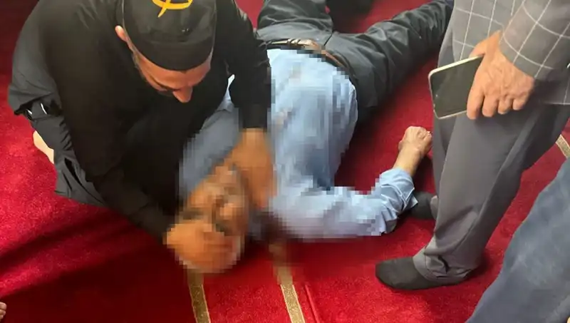 Camide Namaz Kılan Adam Dehşet İçinde Bıçaklandı: O Anlar Kamerada