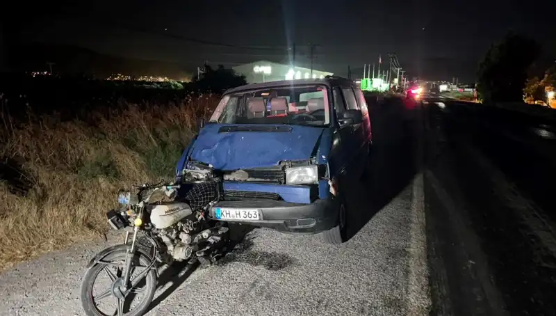 Söke'de Minibüs Motosiklete Çarptı: 3 Yaralı, Kaza Anı Dehşet Vericiydi