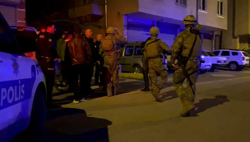 Balkondan Tüfekle Ateş Açan Şahıs, Polisten Kaçarken Evinin Kapısını Kendine Kilitledi
