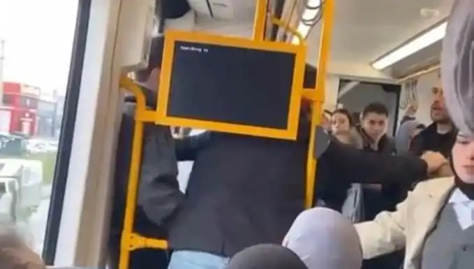 Metroda Sıcak Saatler: Tekme Tokat Kavga Seyirciyi Şaşırttı