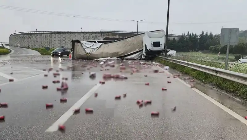 Yolda Devrilen TIR, İçki Yüklü Araçla Kaza Yaptı