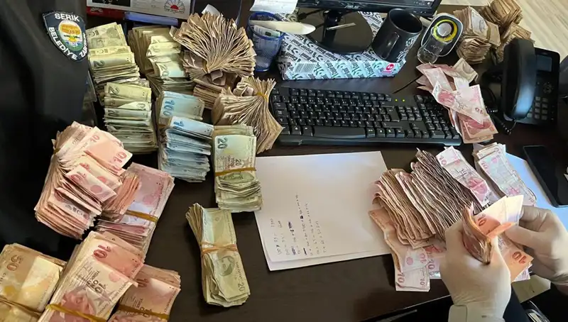 Sokaklarda Dilencilik Yapan Adamın Üzerinden Yüklü Miktarda Para Çıktı