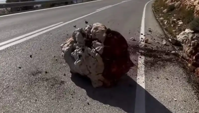 Kaş'ta Aniden Gelen Yağış, Yamaçtaki Kayaları Hareket Ettirdi