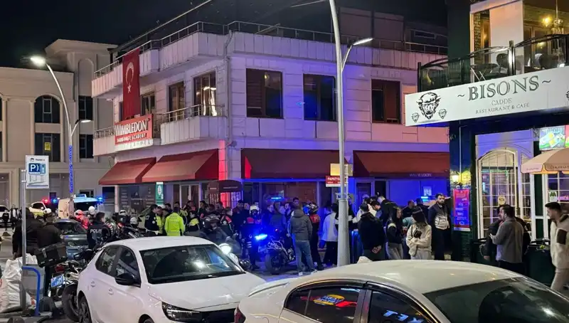 Kafenin Önünde Dehşet Anları: Havaya Ateş Açtı, Dükkan Sahibine Bıçakla Saldırdı