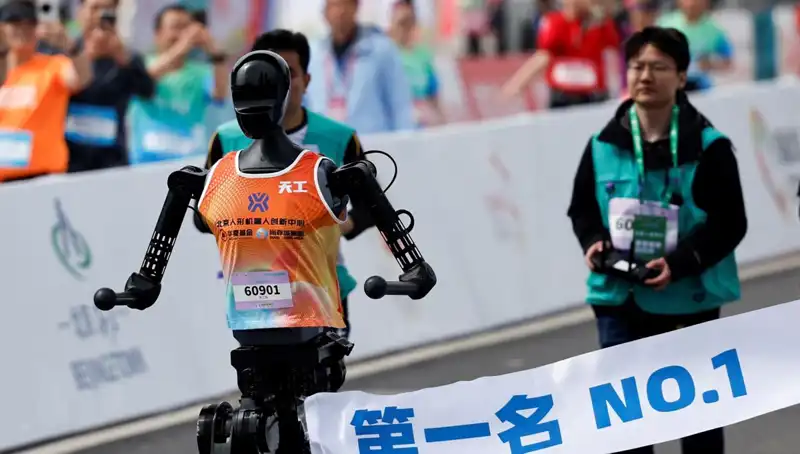 Çinli Robotların İnsanlarla Maraton Koşusu: Yapay Zeka Rekor Kırıyor