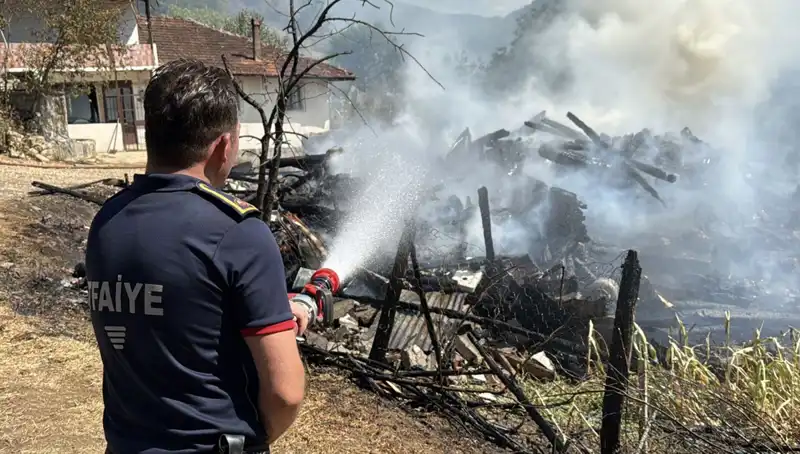 Ev Yangını Ormanı Tehdit Ediyor: Ekipler Acil Mücadelede