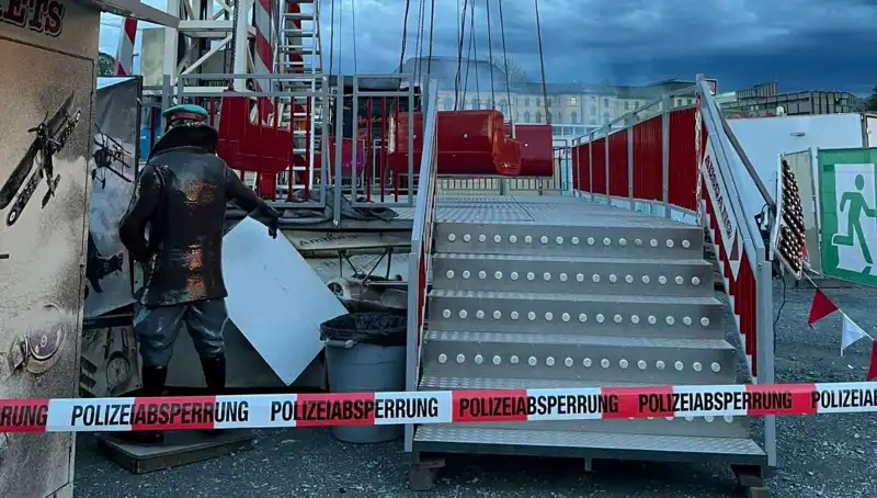 ** Dönen Salıncak Reklam Direklerine Çarptı: Facianın Eşiğinden Dönülen Anlar**