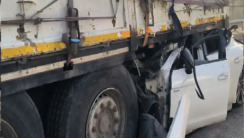 TIR'a Saplanan Metal Cisim Şoku: Korkunç Kaza Anı!