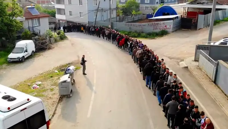 Bursa'da Bayram Coşkusu: 1 Kilometrelik Kuyrukta Gelenekler Yaşatıldı