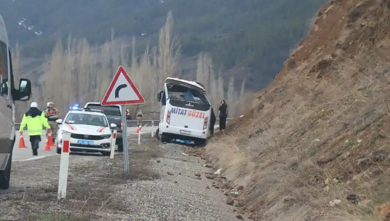 Oltu'da İşçi Servisi Aracı Kaza Yaptı: Çok Sayıda Yaralı Var