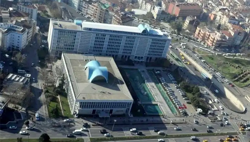 İstanbul'da İBB'ye Yolsuzluk Soruşturması: Şüpheliler Adliyeye Sevk Edildi