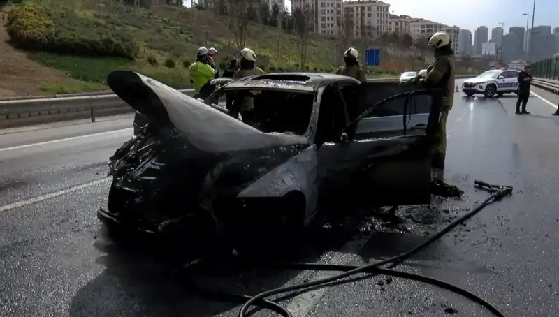 Yangın Anında Alev Alev Yanan Otomobil Tümüyle Küle Döndü