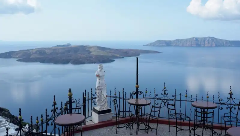Santorini Adası'nda Gergin Bekleyiş: Olası Tsunami Tehditi Endişe Yarattı
