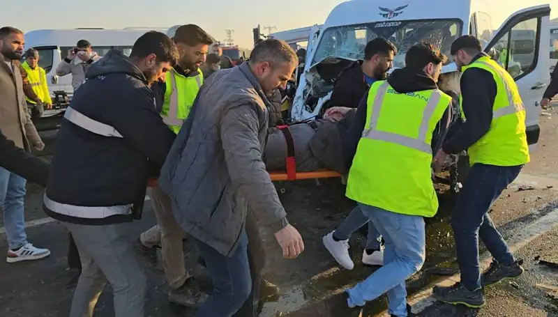 İki İşçi Servisi Kafa Kafaya Çarpıştı: Kazada Yaralılar Var
