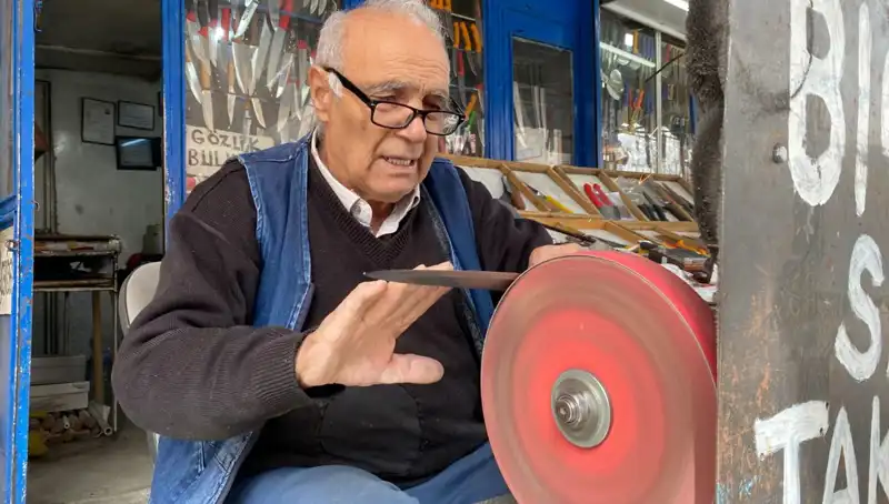 81 Yaşındaki Erhan Amca: "Mesleğimi Bırakmak Yok, Bu Bir Keyif!"