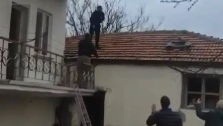 Polis Operasyonu: Çatıda Kıstırılan Şüpheli "Bir Daha Hapsi Göremezsin" Dedi!