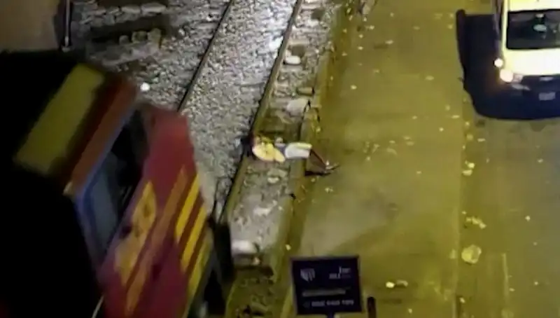 Hayatın Son Anlarında Mucize: Tren Çarptıktan Saniyeler Sonra Yürüyerek Kurtuldu