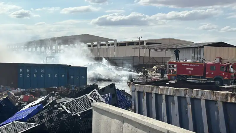 Aksaray'daki Geri Dönüşüm Fabrikasında Korkutan Yangın Patlak Verdi